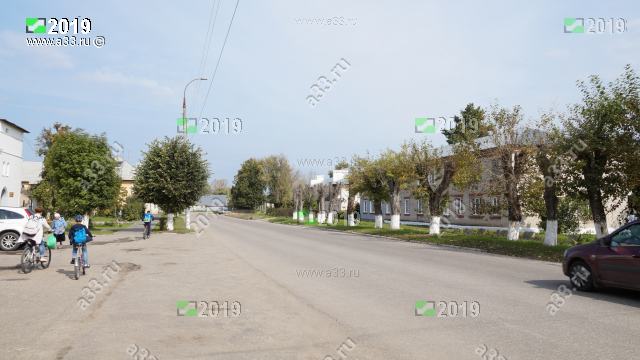 Общий вид улицы Братьев Бесединых в городе Гороховце Владимирской области в районе дома 8