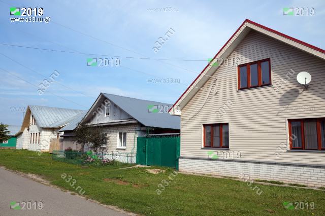 Дом 27 на улице
Луначарского в городе Гороховце Владимирской области в окружающей застройке