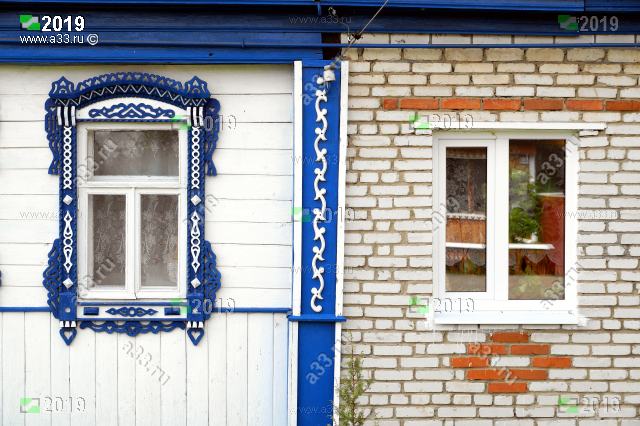 Окна от деда и от внука на доме 44 по улице Луначарского в городе Гороховце Владимирской области