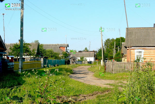 2006 Типичная архитектура жилой застройки деревни Великово Гороховецкого района Владимирской области, окружающей железнодорожную станцию Гороховец