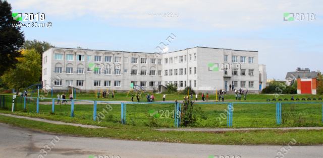 Школа 3 в Гороховце со стороны школьной спортивной площадки