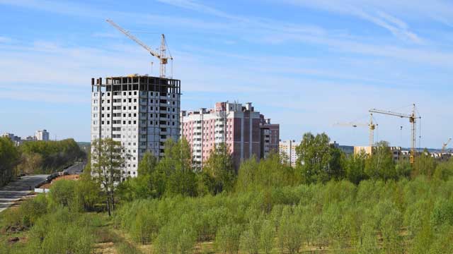 2018 Строительство дома 9А по улице Куйбышева, вид от места строительства ТЦ Веризино Цвет Сквер микрорайон Веризино, город Владимир