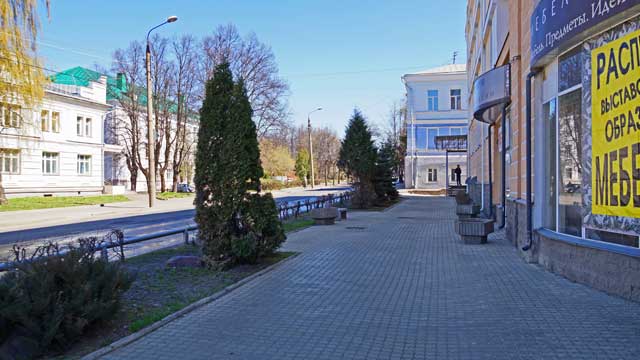 2014 улица Дзержинского вдоль фасада торгового центра Гранд, город Владимир