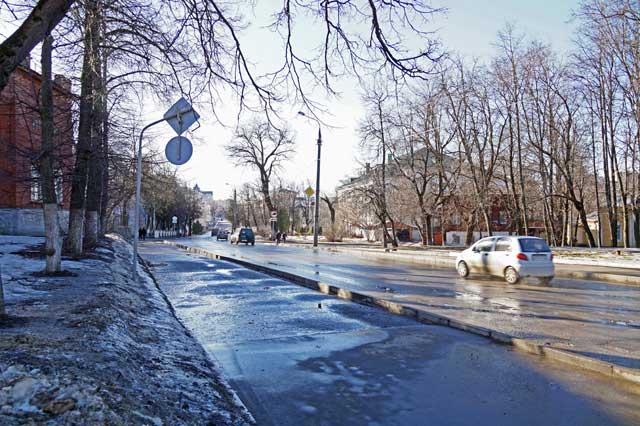 2014 весна на улице Дзержинского в районе сквера имени Н.В. Гоголя, город Владимир