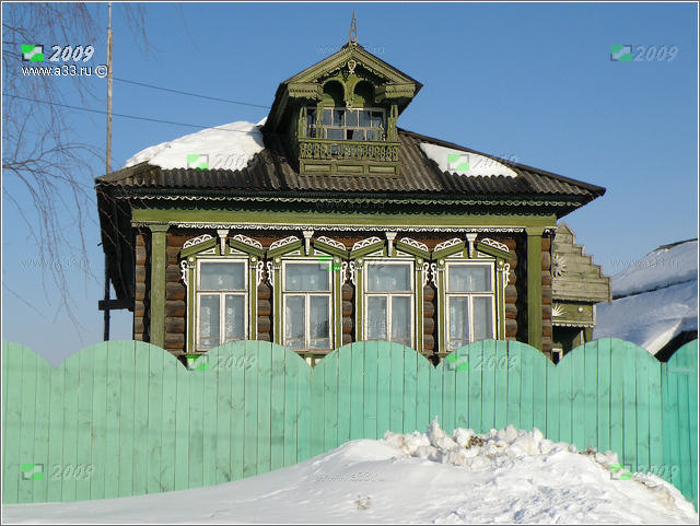 Зелёный домик с зелёным забором