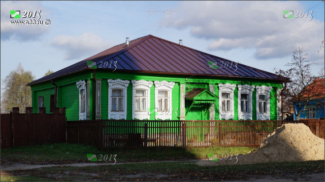 Нарядный зелёный дом с белыми кружевными наличниками на главной площади села, напротив церкви 2013 село Давыдово Камешковского района Владимирской области