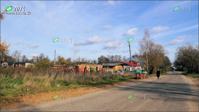 Группа домов погорельцев на главной улице 2013 село Давыдово Камешковского района Владимирской области