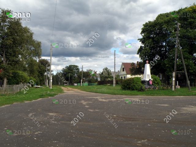 2010 Улица Центральная в деревне Ефаново Киржачского района Владимирской области в районе дома 22 и памятника