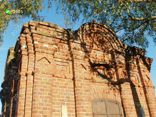 2005 Кирпичная кладка в уровне карниза часовни; деревня Дмитриево Ковровского района Владимирской области