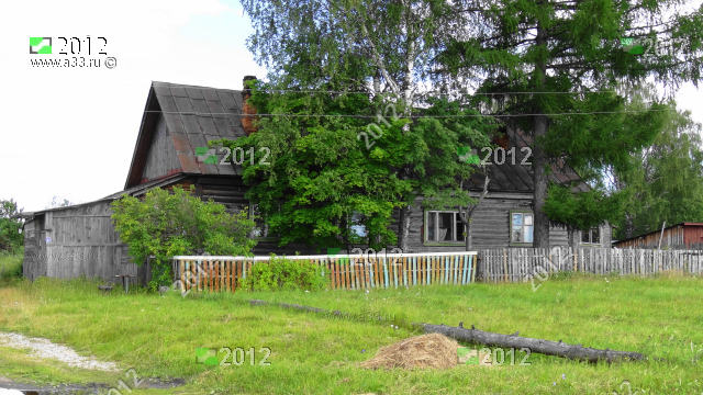 2012 В деревне Дмитриево Ковровского района Владимирской области два разных дома имеют адресную табличку 37