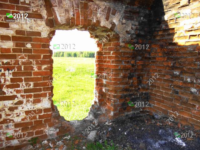 2012 Оконный проём в интерьере часовни; урочище Яковлево Ковровского района Владимирской области