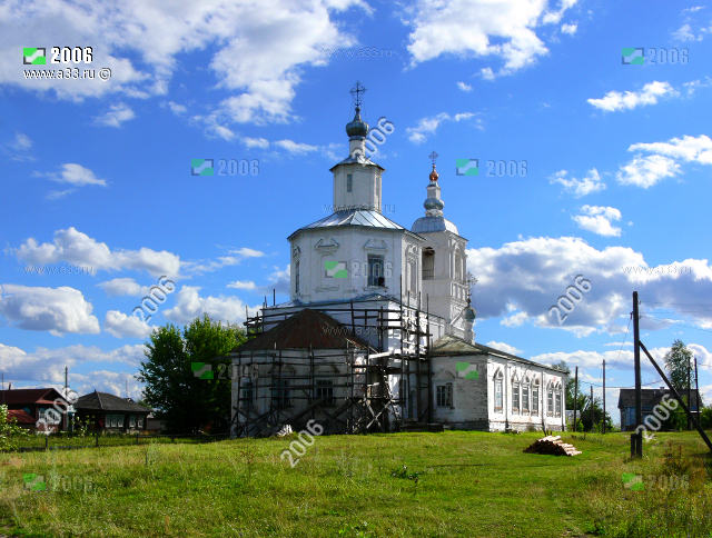 Вид на церковь Успения Пресвятой Богородицы в селе Молотицы Муромского района Владимирской области с северо-востока