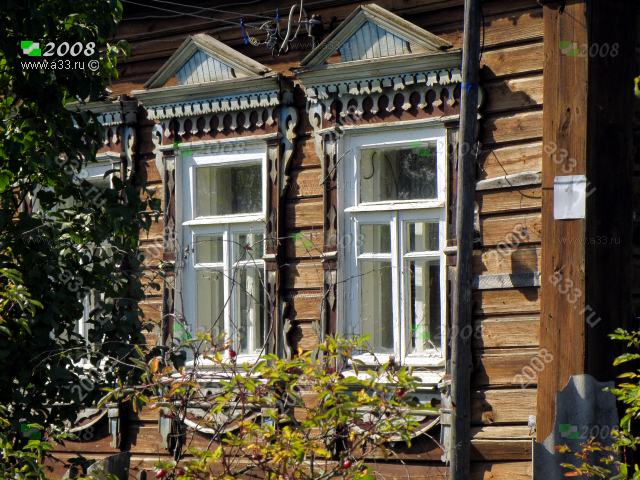 2008 Деревянные наличники окон дома 1 по улице Центральной в деревне Абросово Петушинского района Владимирской области