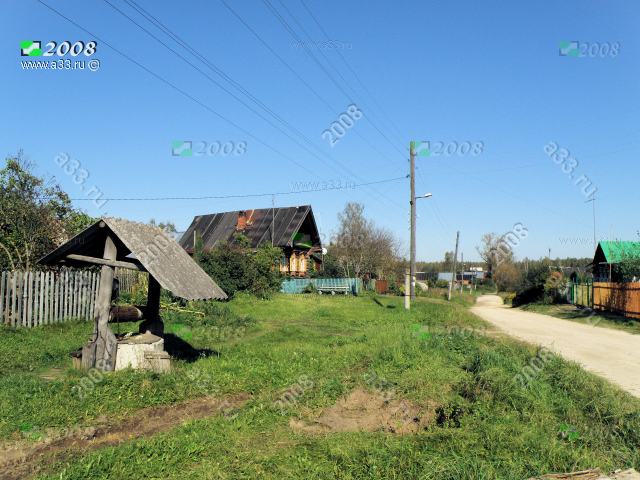 2008 Центральная улица в деревне Абросово Петушинского района Владимирской области в районе дома 7 и колодца