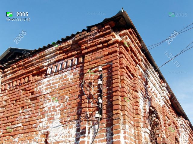 2005 Угол трапезной, лицевая кладка красным кирпичом, церковь Михаила Архангела, деревня Анкудиново Петушинского района Владимирской области