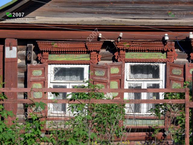 2007 Горизонтальные сандрики и ставни на окнах. Домик на три окна, крашеный железным суриком; деревня Вялово Петушинского района Владимирской области