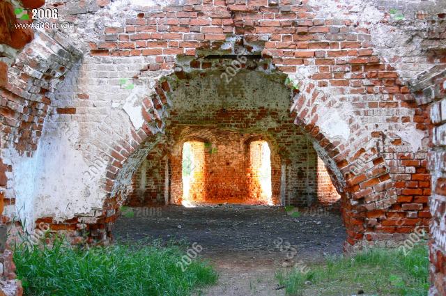 2006 Трапезная Успенской церкви небольшая и сообщается с основным восьмериком большим свободным порталом; деревня Шульгино Селивановского района Владимирской области