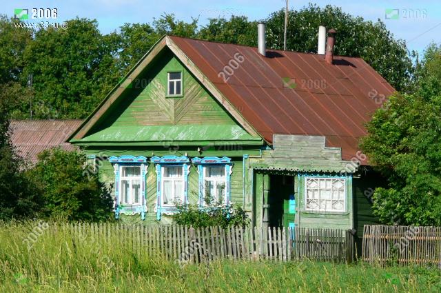 2006 Типичная застройка Шульгино представляет собой старые традиционные крестьянские дома типа пятистенок; Селивановский район, Владимирская область
