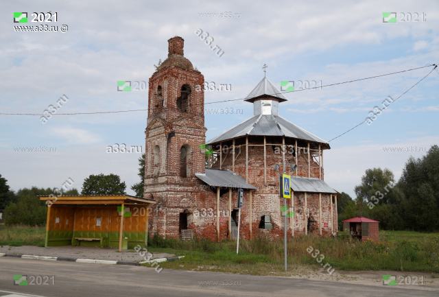 2021 Вид на Успенскую церковь от автобусной остановки; деревня Шульгино Селивановского района Владимирской области