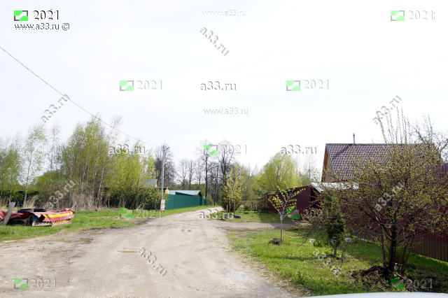 2021 Главная улица деревни Афанасьево Собинского района Владимирской области в районе домов 8 и 9