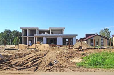 главный фасад в процессе строительства