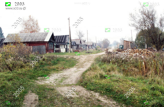 Основная улица в конце деревни Гладышево Судогодского района Владимирской области