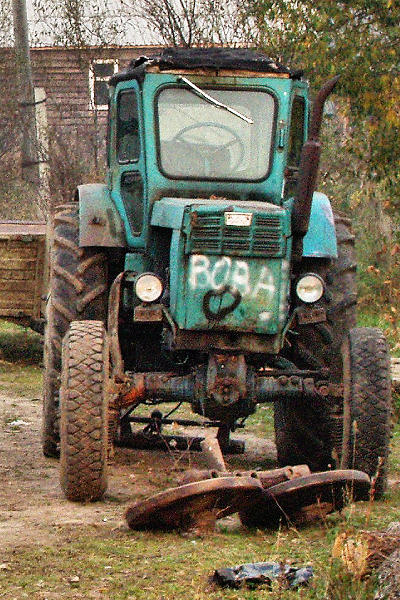 трактор Вова в деревне Гладышево Судогодского района Владимирской области