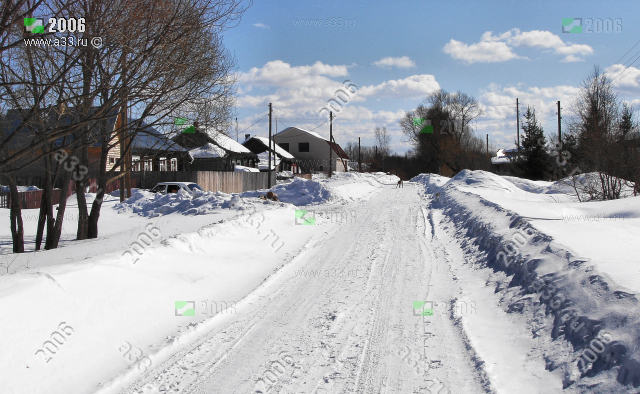 2006 зимой улицу Центральную чистят трактором, проехать можно деревня Веригино Судогодского района Владимирской области
