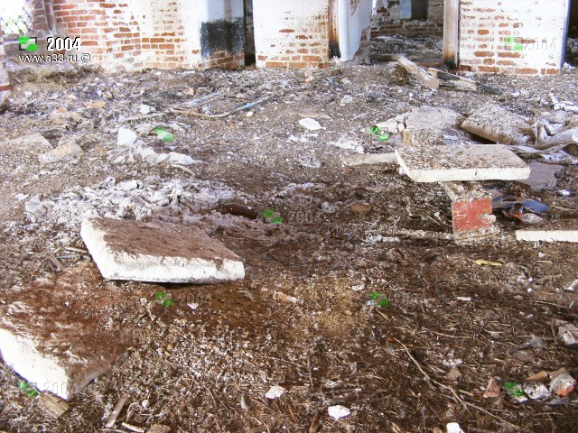 В 2004 году солею ещё не видно под слоем мусора и птичьего полета