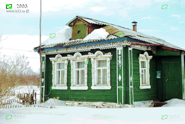 2005 Типичный одноэтажный крестьянский дом на три окна; на фасаде суздальская кружевная пропильная резьба по дереву
