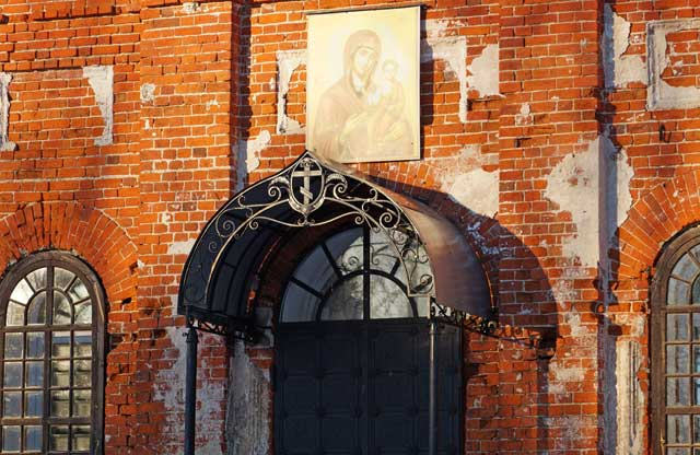 2024 Новый кованый навес над входом в Смоленскую церковь в селе Подберезье Суздальского района Владимирской области