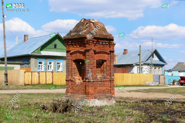 Православная часовня в посёлке Пировы Городищи Вязниковского района Владимирской области и дома 52 54 на улице Садовой