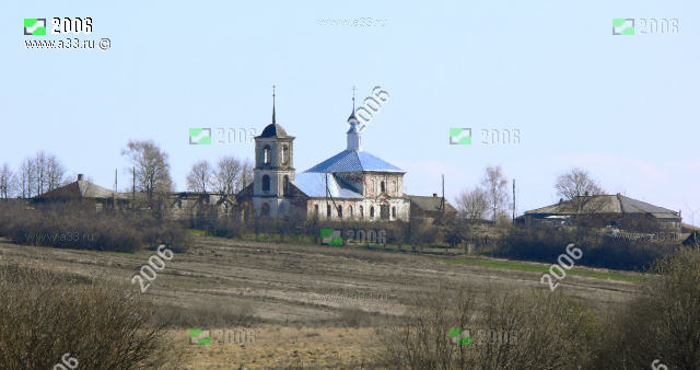 Вид на церковь Сергия Радонежского в посёлке Пировы Городищи Вязниковского района Владимирской области весной на подъезде со стороны города Вязники