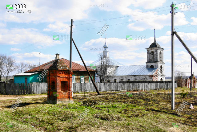 Православный часовенный столб на улице Садовой в посёлке Пировы Городищи Вязниковского района Владимирской области неподалёку от Сергиевской церкви