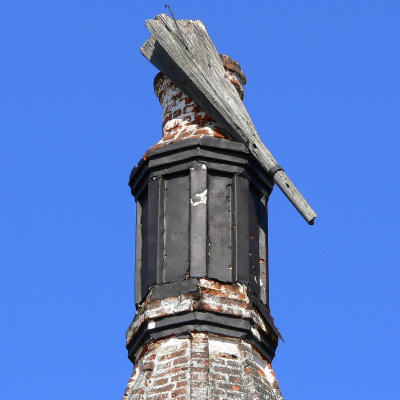 Старый барабан и остатки первоначальной деревянной луковицы главы колокольни Димитриевской церкви в Шустово Вязниковского района Владимирской области