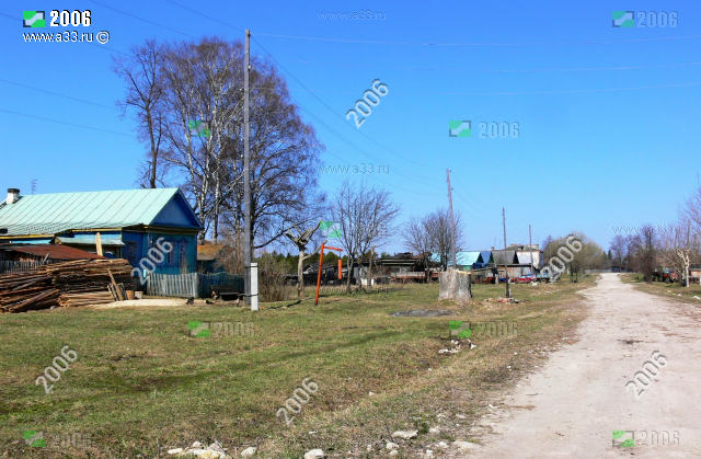 Улица Центральная в деревне Шустово Вязниковского района Владимирской области в районе дома 20