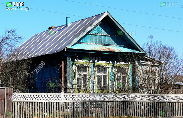 Дом 9 - 10 на улице Советской в деревне Шустово Вязниковского района Владимирской области в 2006 году