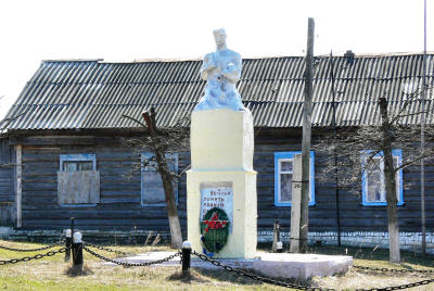 Старый мемориал Великой Отечественной войне установленный в 1960-х годах при Советах на улице Советской в деревне Шустово Вязниковского района Владимирской области