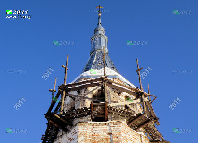 Шатёр колокольни Димитриевской церкви в деревне Шустово Вязниковского района Владимирской области в процессе покрытия оцинкованным железом