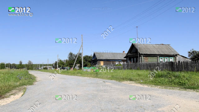Улица Колхозная в деревне Шустово Вязниковского района Владимирской области в районе домов 2 4 6