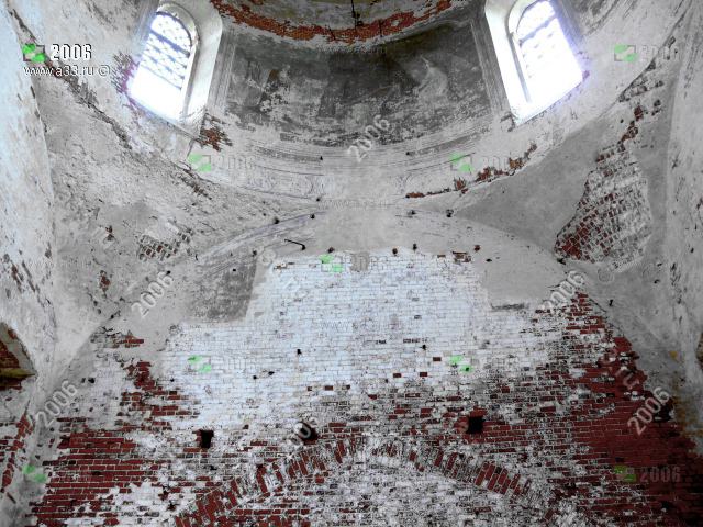 2006 Место разрушенного иконостаса в интерьере Петропавловской церкви село Большепетровское Юрьев-Польского района Владимирской области