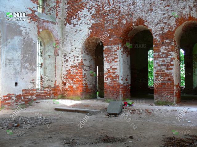2006 Северный клирос в интерьере Петропавловской церкви село Большепетровское Юрьев-Польского района Владимирской области