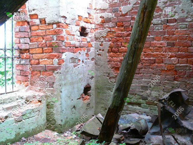 2006 Интерьер помещения жертвенника возле алтарной части церкви Петра и Павла село Большепетровское Юрьев-Польского района Владимирской области