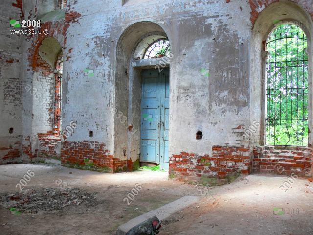 2006 Северный вход в интерьере основного объёма Петропавловской церкви село Большепетровское Юрьев-Польского района Владимирской области