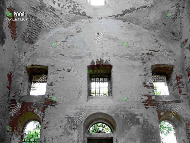 2006 Ярусы окон в интерьере основного объёма Петропавловской церкви село Большепетровское Юрьев-Польского района Владимирской области
