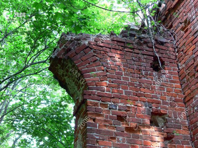 2006 Остатки колокольни Петропавловской церкви село Большепетровское Юрьев-Польского района Владимирской области