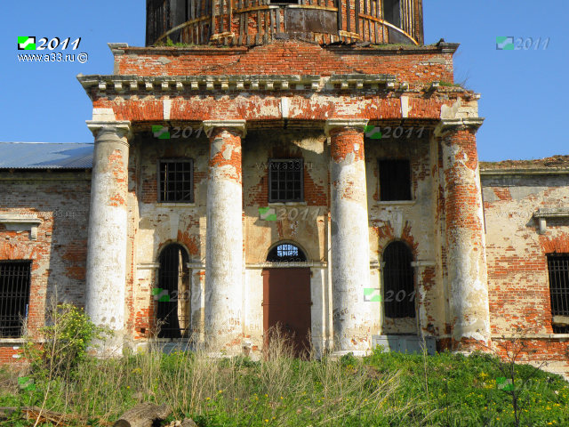 2011 Южный вход в Петропавловскую церковь село Большепетровское Юрьев-Польского района Владимирской области