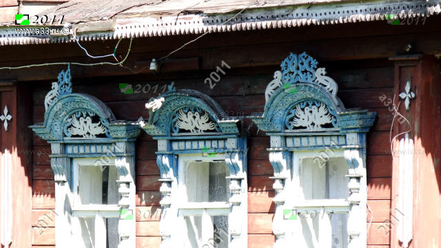 2011 белые голуби в деревянных наличниках дома 15 село Фёдоровское Юрьев-Польский район Владимирская область