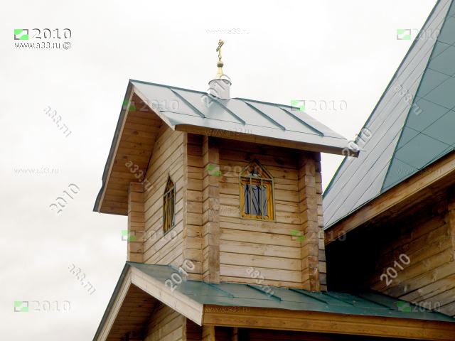 2010 Звонница над входом в церковь Федора Тримифунтского село Горки Юрьев-Польского района Владимирской области