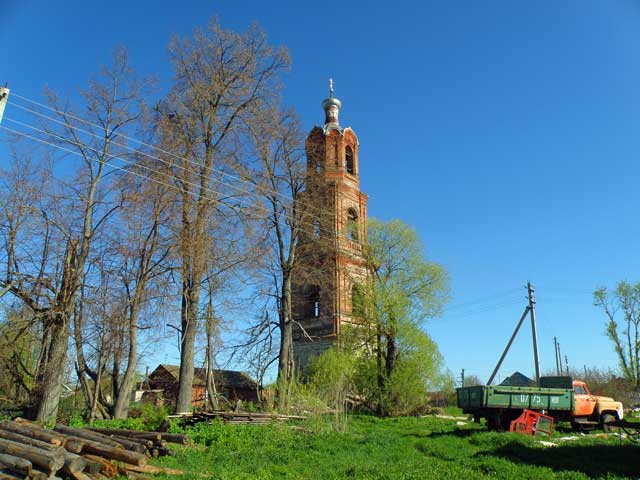 2011 колокольня в окружающей застройке и с брошенной грузовой автомашиной ГАЗ-52 село Афанасьевское Шуйского района Ивановской области